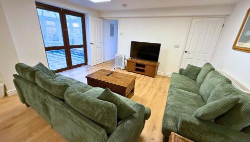 New 4 Bed House Sleeps up to 8 People - Foto 3