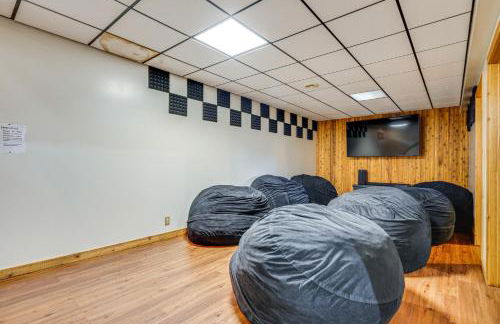 Shady Point Retreat with Hot Tub and Pickleball! - Foto 17