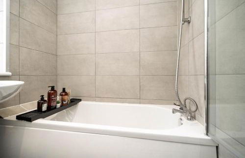 Entire 4 Bedroom house in Bootle Liverpool-Ideal for contractors, family and group-Free Parking & Free internet-Sleeps 7 - Foto 12