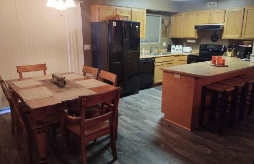 2BR Gated Escape With A Pool And Walk to Dining and Trails - Foto 8