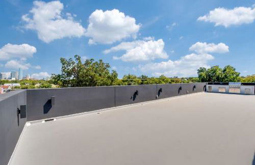 Luxurious Newly Built 5BR 5BA | Rooftop W/ Grill - Foto 27