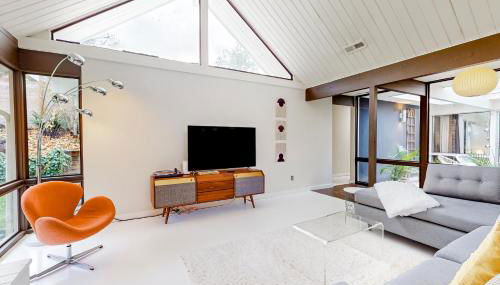 Mid-Century Marvel - Photo 4