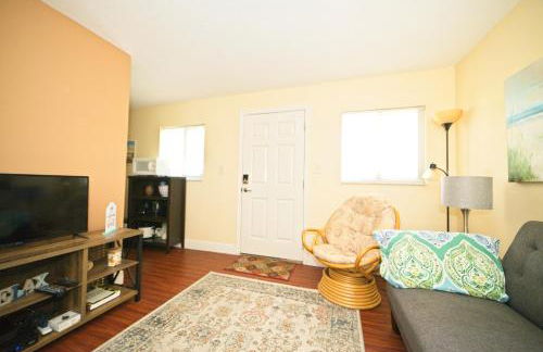 Cozy Canaveral Beach Condo! Next to NASA Launch Site - Foto 10