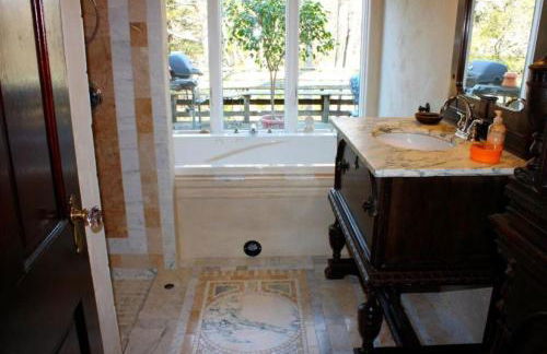 Luxurious Riverfront Cottage with a Hot Tub and a Fireplace near the Twin Lakes, Connecticut - Foto 53