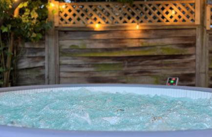 London Hammersmith - hot tub, games, arcade - Foto 11