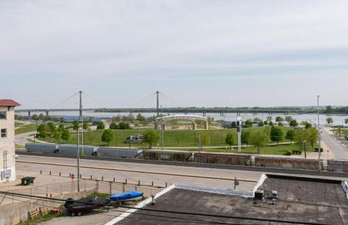 Riverview Loft! Downtown Alton - Foto 13