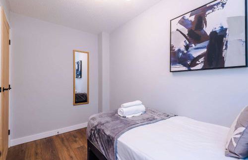 Long Stays Offers , New 2 Bed APT , Sleeps 3 , Wigan , Perfect for Relocations , Contractors , Families - Photo 42