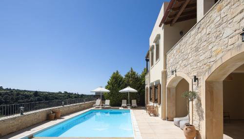 Ilys Home, a Country-chic Retreat with Pool & BBQ, By ThinkVilla - Foto 1, sunbed