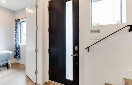 Luxury Modern 4 Bedroom 3 Bathroom Home with Rooftop Deck #2 - Photo 8