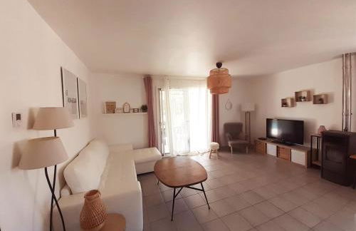 Maison ensoleillée de plain-pied ouvert sur un jardin clôturé - Foto 10