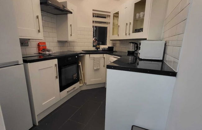 Lovely 2-bed Apartment in Grays - Photo 4