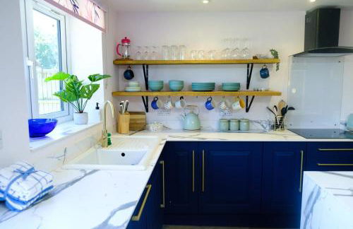 The Wave Cottage - 3 Bedroom with off road Parking for 3 Cars or Vans & EV point - Photo 85