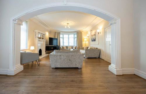 Detached House In Prestwich Sleeps 10 with Parking - Foto 8