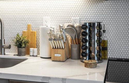 New suite with full Kitchen and Livingroom Dallas - Photo 27