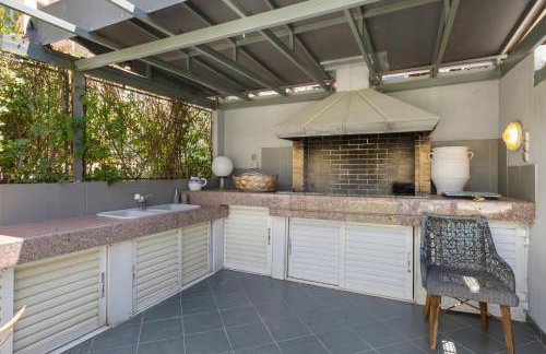 Luxury Villa with Pool, BBQ & Garden in Vouliagmeni - Foto 67