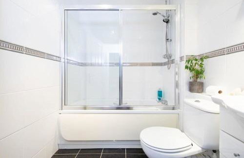 Superior House for 6 Near Beach w Parking Garden - Foto 34