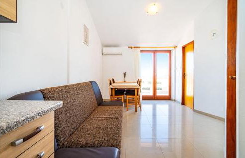 2 Bedroom Amazing Apartment In Nevidane - Foto 15