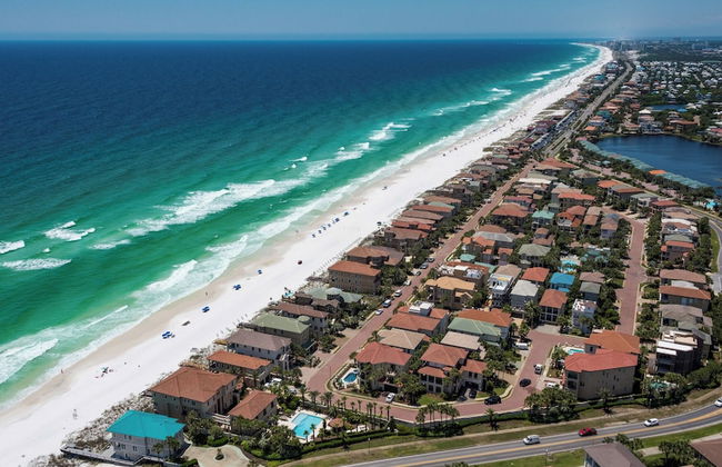 4BR Home, Private Pool, Steps From Beach, Minutes to Top Attractions - Foto 62