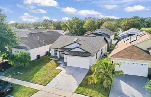 Retreat with Heated Pool in a Serene Community - Foto 28