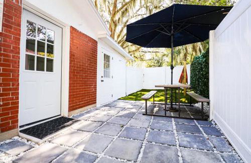 StylishAptWtrGrdnOppLake&Prk&Yrd - Foto 12