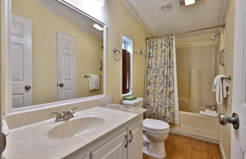 The Bomoseen Bungalow - Vermont Lake House Close to Ski Resorts! Private dock, ski rental ticket deals - Foto 35