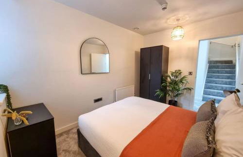 Stunning 4-bedroom Townhouse with Free Parking - Foto 17