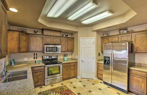 Group Getaway with Pool and Putting Green in Glendale - Foto 12