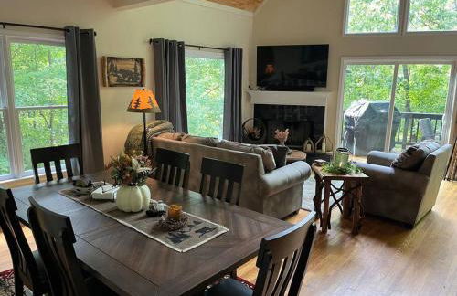 Helen, GA Bear Paw Haus 4 bdrm, sleeps 10, fire pit, pool table, on Golf course - Foto 10