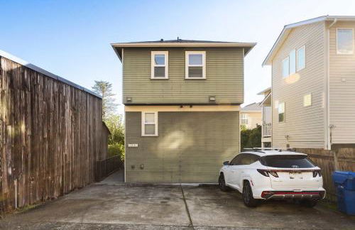 Rare 2BR Modern Urban Escape Free Parking - Foto 33