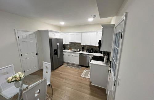 Modern Basement Retreat 2BR King suite - Foto 30