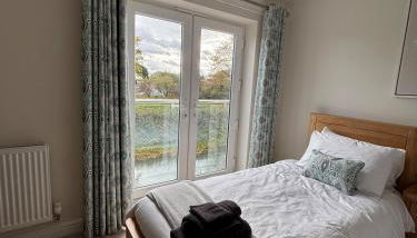 Comfortable 4BR stay in Bourne, Free Parking, Sleeps 7, Families & Contractors Welcome - Foto 1