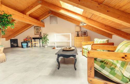 8 beds- surrounded by greenery with parking - Foto 20