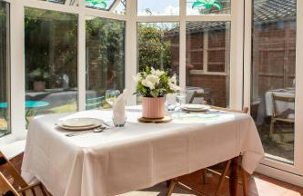 Cosy Homely House with Conservatory and Garden - Foto 18