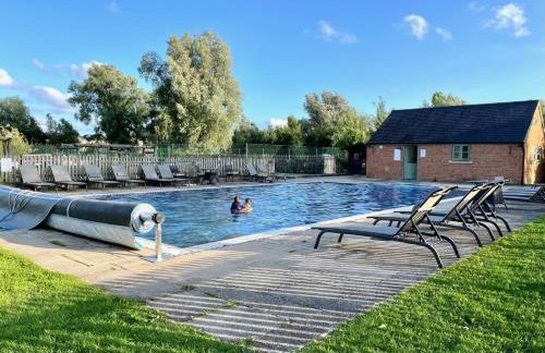Cosy Cotswold Lodge by Your Home Here - ideal for families, log-burner, spa, private parking, EV Hookup included and heated swimming pools - Foto 36
