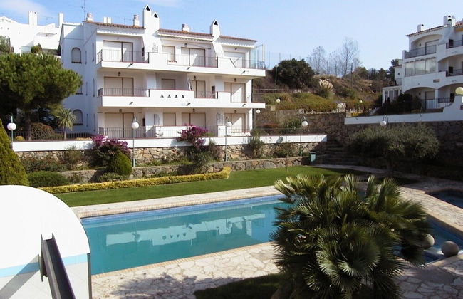 Apartment by Roses Beach With Pool - Photo 21