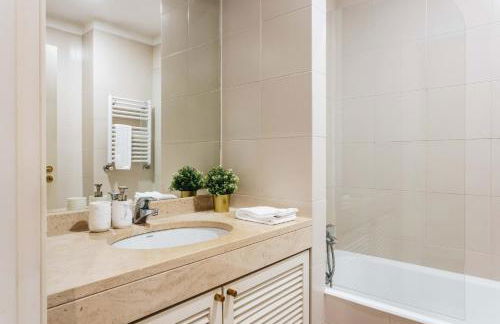 Spacious 1BR with Parking in Quiet Area - Foto 17