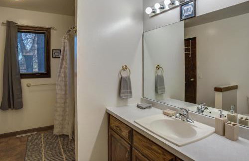 7 Mi to Munsinger Gardens Sartell Home with Deck - Foto 14