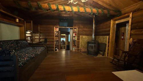Spacious, Custom-Built Log Cabin - Photo 4