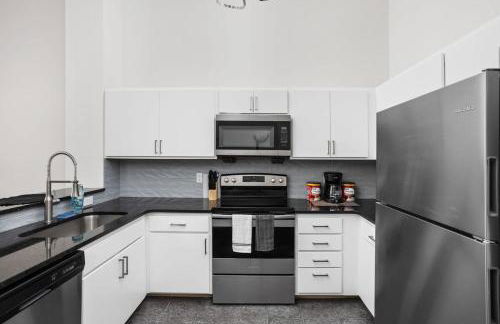 BOLD 2BR 2BA In The Block Apartment by CozySuites - Foto 13