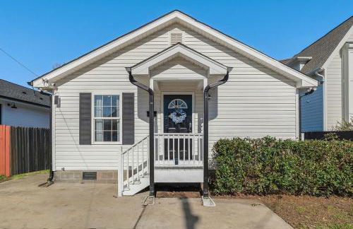 Renovated bungalow in DT Raleigh w firepit & king bed - Foto 19