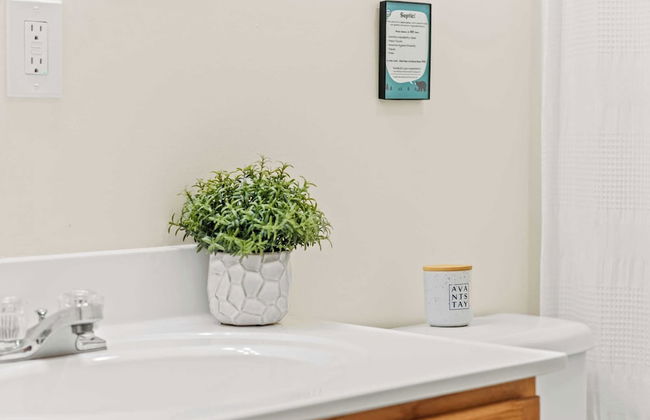 Lake + Pool Access, Game Room, Firepit, Deck Tawny and Peaceful by Avantstay - Foto 30