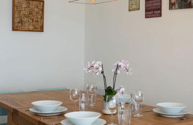 Stunning Beachfront Apt w Balcony Sea Views - Foto 33