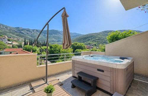 Romantic retreat private jacuzzi and mountain views Split area - Photo 29