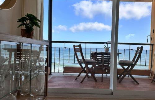 Modern beachfront apartment 2 Bdrm , incredible views - Photo 15