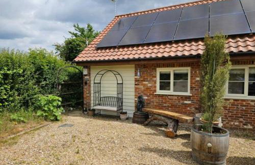 Peaceful country cottage in a rural location near Norfolk Broads 2 double bedroom - Foto 1