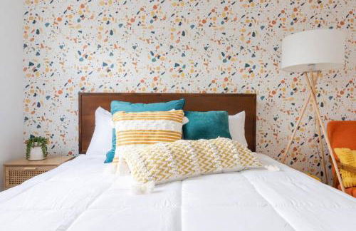 Retro Retreat: 1br home w/ WFH desk, livingroom, and fire pit - Foto 11