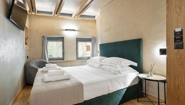 Poem Suites - Photo 5, Room