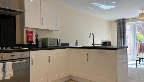 4BR Home - Gym - 3BA - Free Parking - En-suite - Near LGW Airport - Foto 5, stove, dishwasher, toaster, minibar