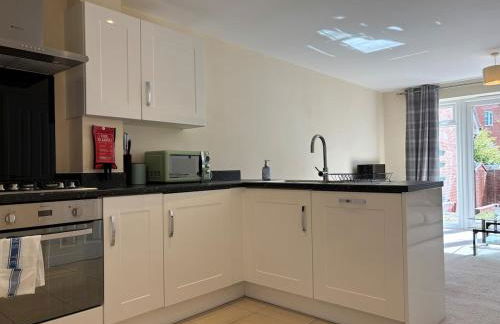 4BR Home - Gym - 3BA - Free Parking - En-suite - Near LGW Airport - Foto 5