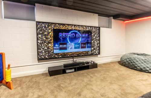 Family Retreat with Hot Tub, Game Room & Prime Location - Foto 69